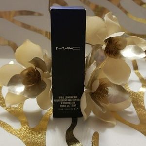 MAC Pro Longwear Nourishing Waterproof Foundation